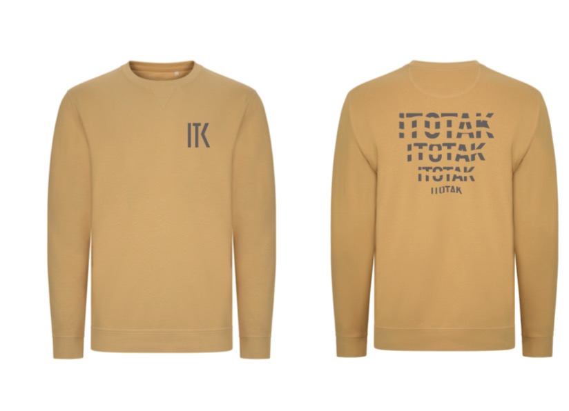 Sudadera ITOTAK color curry sin capucha, vista delantera y trasera